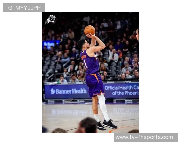 布克复出状态良好半场表现10投5中贡献14分1篮板3助攻